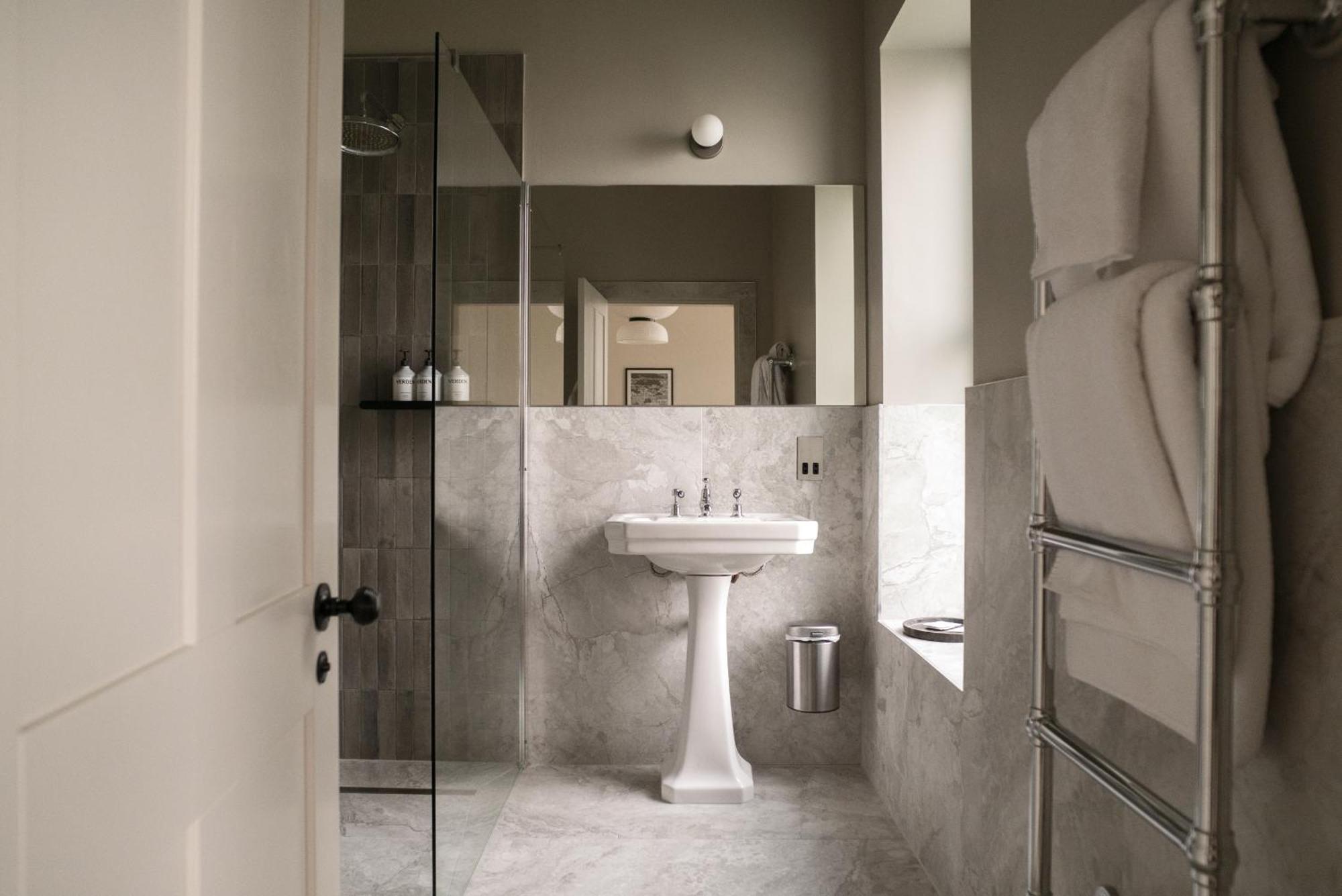 Leighton House - Boutique Guesthouse Бат Экстерьер фото Bathroom